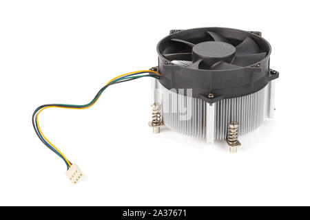 Ancien refroidisseur de processeur pc en aluminium avec contrôle PWM 4 fils isolé sur blanc Banque D'Images