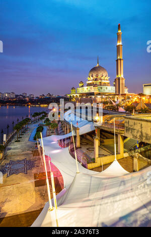 La mosquée Putra, Putrajaya, Maaysia bleu pendant la durée du crépuscule. Banque D'Images