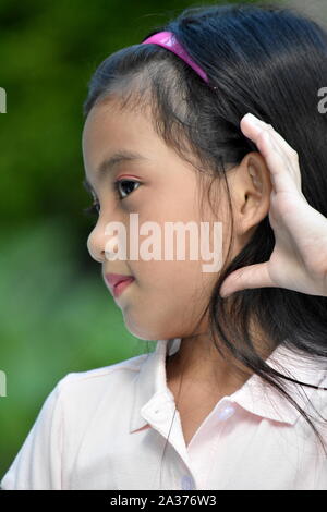 Une petite fille des Philippines audition de l'enfant Banque D'Images