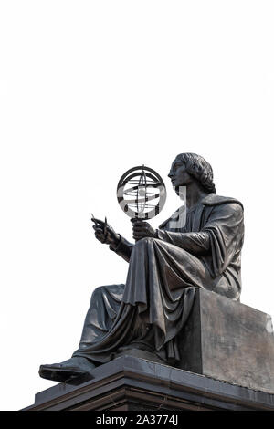 Nicolaus Copernicus Monument à Varsovie, Pologne, isolé sur fond blanc statue en bronze d'un astronome polonais à partir de 1830. Banque D'Images