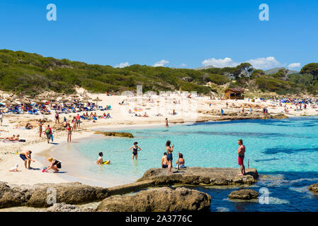 Mallorca, Espagne - 10 mai 2019 : Cala Agulla, une plage de sable unique situé dans le nord-est de Majorque. Espagne Banque D'Images