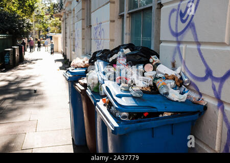 Brighton East Sussex UK - Déchets déchets corbeille débordant des poubelles en centre ville Banque D'Images