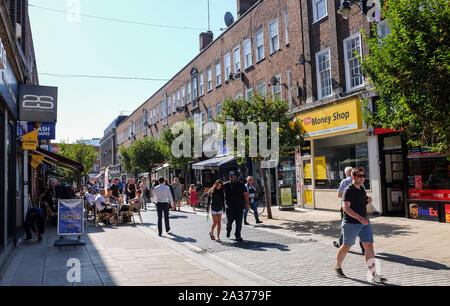 Kingston Upon Thames South West London UK - Boutiques et shoppers Banque D'Images