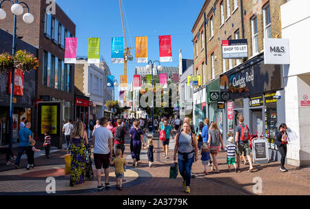 Kingston Upon Thames South West London UK - Boutiques et shoppers Banque D'Images