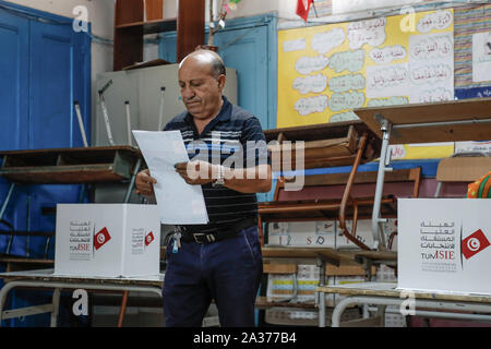 Tunis, Tunisie. 06 Oct, 2019. Un homme tunisien chefs pour voter au bureau de scrutin durant les élections parlementaires tunisiennes. Credit : Khaled Nasraoui/dpa/Alamy Live News Banque D'Images