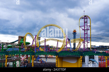 Southend On Sea Essex UK - parc à thème Adventure Island sur le front avec le personnel de l'entretien au travail sur montagnes russes sur jour d'automne terne Banque D'Images