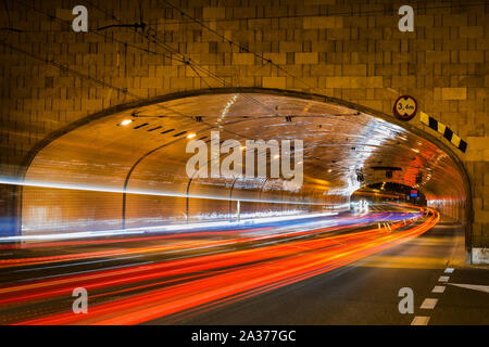 Des sentiers de lumière tunnel le trafic de nuit sur l'Avenue de la solidarité dans la ville de Varsovie, Pologne. Banque D'Images