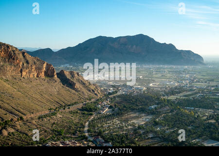 La Sierra de Orihuela et Sierra de Callosa de champs dans la vallée de la rivière Segura, Orihuela, Alicante province, Espagne Banque D'Images