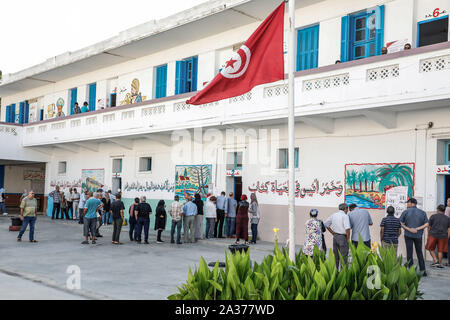 Tunis, Tunisie. 06 Oct, 2019. File d'électeurs tunisiens à l'extérieur d'un bureau de scrutin avant d'émettre leur vote lors de l'élection parlementaire tunisien. Credit : Khaled Nasraoui/dpa/Alamy Live News Banque D'Images