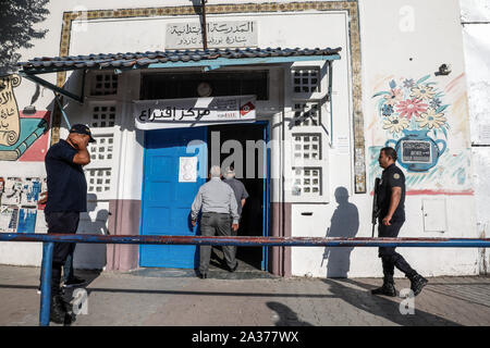 Tunis, Tunisie. 06 Oct, 2019. Les électeurs tunisiens entrer dans un bureau de scrutin avant d'émettre leur vote lors de l'élection parlementaire tunisien. Credit : Khaled Nasraoui/dpa/Alamy Live News Banque D'Images