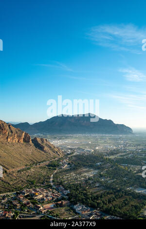 La Sierra de Orihuela et Sierra de Callosa de champs dans la vallée de la rivière Segura, Orihuela, Alicante province, Espagne Banque D'Images