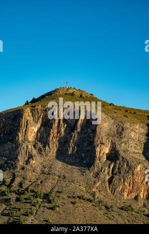 La Sierra de Orihuela et Cruz de la muela cross, Orihuela, Alicante province, Espagne Banque D'Images