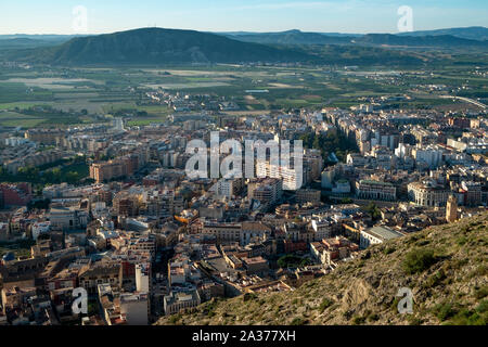 Vue aérienne de Orihuela ville sous la montagne San Miguel. Orihuela, Alicante province, Espagne Banque D'Images