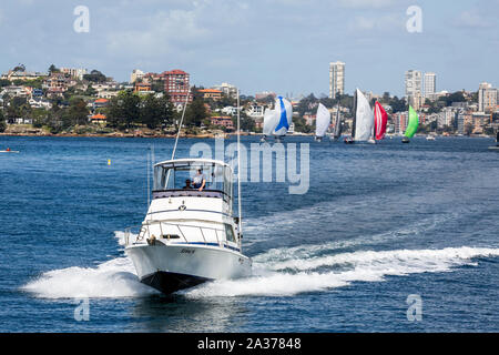 Petit bateau de pêche en haute mer de la mise sous tension à travers la mer dans le port de Sydney, Sydney, Australie, le 27 septembre 2019 Banque D'Images