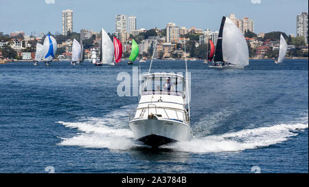 Petit bateau de pêche en haute mer de la mise sous tension à travers la mer dans le port de Sydney, Sydney, Australie, le 27 septembre 2019 Banque D'Images