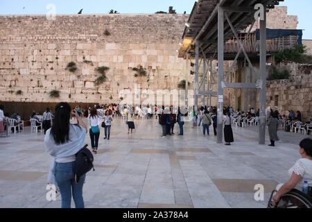 Fidèles au Mur Occidental à Jérusalem, Israël. Le mur est l'un des sites le plus sacré du judaïsme à l'exception du Mont du Temple lui-même. Banque D'Images