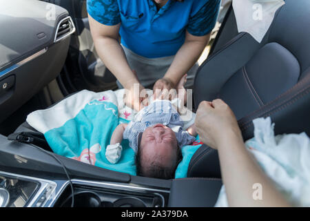 Changement de couche père bébé qui pleure en voiture lors de pique-nique Banque D'Images