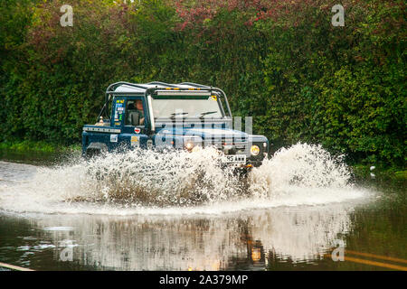 Kirkham près de Blackpool, Lancashire. Météo britannique. 6 octobre, 2019. Les renforts de la Grande-Bretagne pour jour de pluie torrentielle avec Land Rover Defender les voitures qui circulent sur des routes inondées dans le nord-ouest de l'Angleterre. Après une nuit de pluies torrentielles font des routes inondées de pluie pour les conditions de conduite difficiles avec certaines communautés coupées par les inondations. Après une grosse averse pendant la nuit, la visibilité était extrêmement limitée, avec les flaques d'eau, beaucoup d'eaux de surface ce qui porte un risque d'aquaplaning et d'interruption de la traction et la réaction de la direction. /AlamyLiveNews MediaWorldImages Crédit : Banque D'Images