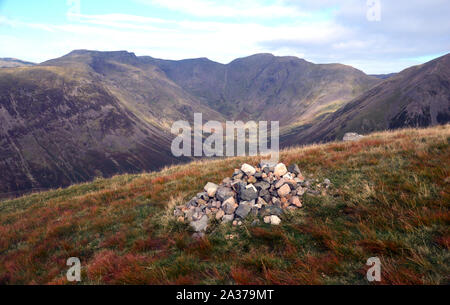 Le rouge, Scoat Wainwrights Pike est tombé, clocher et pilier d'un tas de pierres sur Lingmell, Wasdale, Parc National de Lake District, Cumbria, Royaume-Uni. Banque D'Images