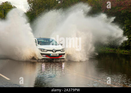 Kirkham nr. Blackpool Lancashire, Royaume-Uni. Météo britannique. 6 octobre 2019, comme la Grande-Bretagne accolades pour jour de pluie torrentielle. Les voitures qui circulent sur des routes inondées dans le nord-ouest. Inondation après une nuit de pluie torrentielle difficile pour les conditions de conduite avec certaines communautés coupées par des routes inondées. Après une forte averse, la visibilité était extrêmement limitée, avec les flaques d'eau, l'eau de surface et un risque d'aquaplaning, avec une perte d'adhérence et réponse de la direction. /AlamyLiveNews MediaWorldImages Crédit : Banque D'Images