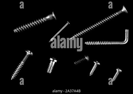 Différents types de vis sur l'arrière-plan noir isolé Banque D'Images