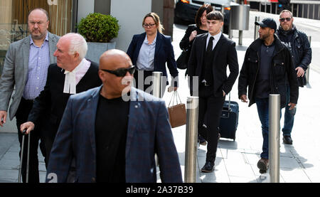 Photo inédit en date du 18/6/2019 de Josué Molnar (troisième à droite), en arrivant à Manchester Crown Court.L'adolescent acquitté du meurtre de Manchester Grammar School élève Yousef Makki dans un quartier verdoyant de Cheshire village peut être nommé aujourd'hui comme Josué Molnar, un jeu de rugby ex-public d'un écolier, riche famille professionnelle. PA Photo. Photo date : Samedi 5 octobre 2019. Molnar, 17 ans, poignardé, 17 bourses d'écolier Yousef, dans le coeur pendant un combat en Hale Barns le 2 mars. Il a été innocenté du meurtre et homicide involontaire de son 'ami' à la suite d'un procès de quatre semaines à Manchester Crown Banque D'Images