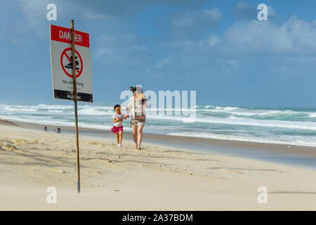 Normalement les populaires surpeuplés et plage de Surfers Paradise, Queensland, Australie, à déserté pendant la présence de l'Oma Cyclone tropical approche offshore Brisbane et la Gold Coast au cours de février 2019. Banque D'Images