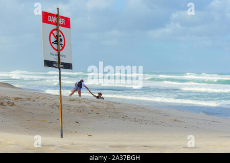 Normalement les populaires surpeuplés et plage de Surfers Paradise, Queensland, Australie, à déserté pendant la présence de l'Oma Cyclone tropical approche offshore Brisbane et la Gold Coast au cours de février 2019. Banque D'Images