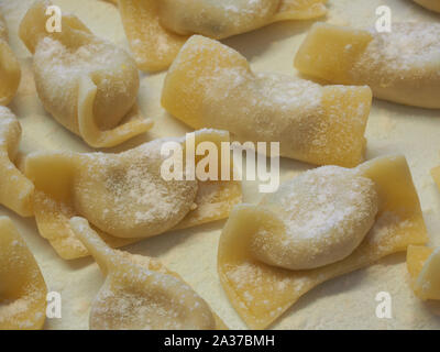 Une sorte de ravioli, casoncelli, faits maison et des plats traditionnels de la région de Bergame, en Italie. Une délicieuse cuisine italienne Banque D'Images