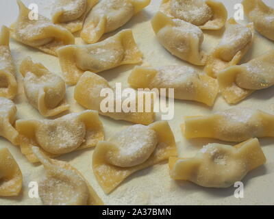 Une sorte de ravioli, casoncelli, faits maison et des plats traditionnels de la région de Bergame, en Italie. Une délicieuse cuisine italienne Banque D'Images