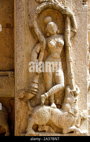 Statue de gracieusement posés dame sur colonne en pierre à Rayara (Gopura Tour Royale) dans Melukote, District de Mandya, Karnataka, Inde, Asie Banque D'Images