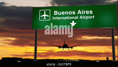 Silhouette de l'avion atterrissant à Buenos Aires, Argentine. Direction de l'aéroport d'arrivée Ville avec pancarte et le coucher du soleil en arrière-plan. Voyage et transportatio Banque D'Images