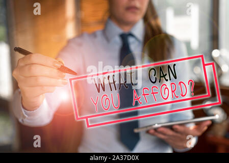 Signe texte montrant que pouvez-vous vous permettre Question. Texte photo d'affaires Donnez-nous votre budget, la disponibilité d'argent femme flou en arrière-plan vers Banque D'Images