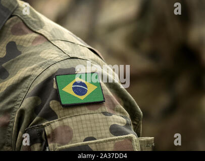 Drapeau du Brésil sur l'uniforme militaire (collage). Banque D'Images