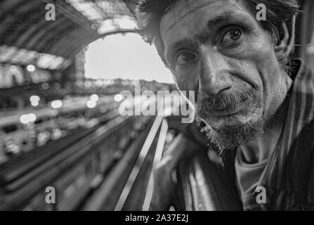 Sao Paulo, Brésil - 12 décembre 2016 : passager à Luz gare ; Luz est une gare en centre-ville de Sao Paulo, et un monument architectonique de Banque D'Images