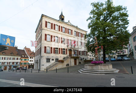 Delémont, Jura / Suisse - 28 août, 2019 : voir l'historique de la "Fontaine de la Vierge" ou fontaine de la Sainte Vierge et l'hôtel de ville Banque D'Images