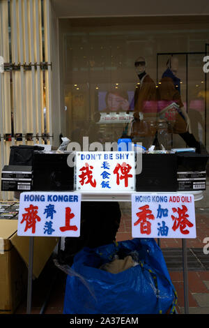 Causeway Bay Hong Kong le 6 octobre 2019 Des milliers de personnes, la plupart d'entre eux portant des masques comme un geste de protestation, ont défilé sous la pluie battante condamnant l'Anti-Mask Loi interdisant aux citoyens de porter des masques lors de réunions illégales et légales. un stand de prendre les dons et la distribution d'articles de masques. Banque D'Images