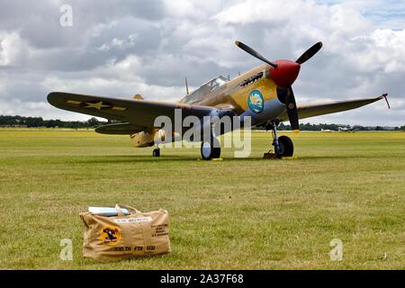 Curtiss-Wright Warhawk P40F (G-CGZP) sur l'aire au 2019 Flying Legends Airshow à l'Imperial War Museum, Duxford Banque D'Images