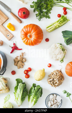 Les légumes bio de saison sains sur cuisine blanche desktop avec des herbes et épices. Vue d'en haut. Cadre. Copier l'espace. La cuisine végétarienne et l'alimentation. Les Banque D'Images