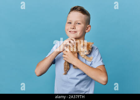 Gai friendly boy hugging son pet orange, portrait, Mode de vie, l'amour, passe-temps inteest Banque D'Images