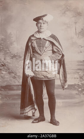 Vintage Début xxe siècle Carte postale photographique montrant un homme vêtu d'un costume de théâtre Banque D'Images