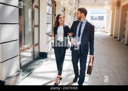 Brunette mignon jeune femme partage avec son expérience avec son partenaire, la photo en gros Banque D'Images