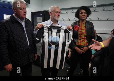 De 2230 SOUS EMBARGO DIMANCHE 6 OCTOBRE chef syndical Jeremy Corbyn et Newcastle MP Chi Onwurah rencontrez NUFC Ashley hors partisans après son discours à l'Hôtel de Ville de Newcastle. Corbyn a promis de secouer la façon dont le football est exécuté, disant clubs sont "trop importante pour être laissée entre les mains de propriétaires mauvais'. Banque D'Images