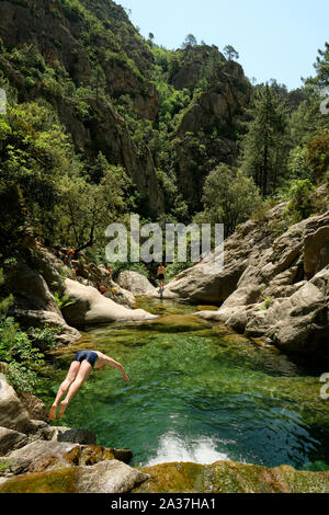 Piscine naturelle dans le Canyon de Purcaraccia / Cascades de Purcaraccia, les montagnes de Bavella, Corse France - Corse montagne canyon paysage. Banque D'Images