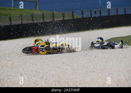 Fmy R3 Cup Hunter Diplock glisse à travers le gravier avec sa Yamaha YZF-R3. Fmy R3 Cup, Ronde 6 du circuit du Grand Prix de Phillip Island, Victoria Banque D'Images