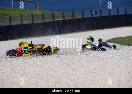 Fmy R3 Cup Hunter Diplock, Yamaha YZF-R3 glisse à travers le gravier. Fmy R3 Cup, Tour 6, la race 2 du circuit du Grand Prix de Phillip Island, Victoria, Australie Banque D'Images