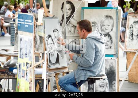 Un artiste à dessiner un portrait au Cap d'Agde, France Banque D'Images