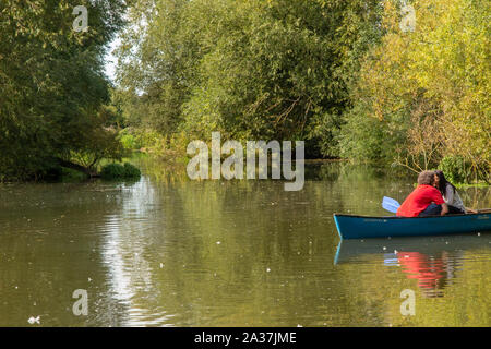 Un couple baiser dans leur canot sur la rivière Cherwell à Oxford, Oxfordshire Banque D'Images