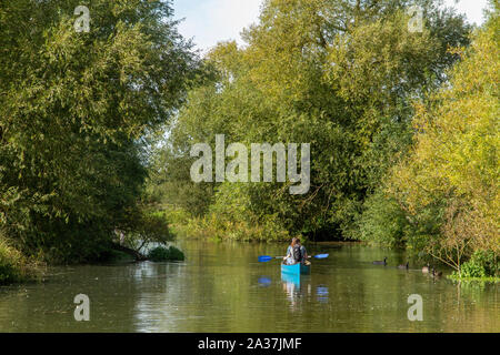 Un couple canoë sur la rivière Cherwell à Oxford, Oxfordshire Banque D'Images