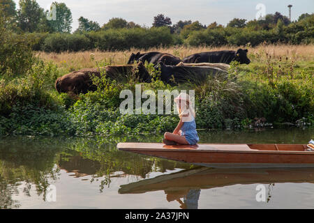 Une jolie fille est assise sur la proue d'un punt sur la rivière Cherwell à Oxford, Oxfordshire Banque D'Images